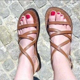 sandales femme en cuir portées