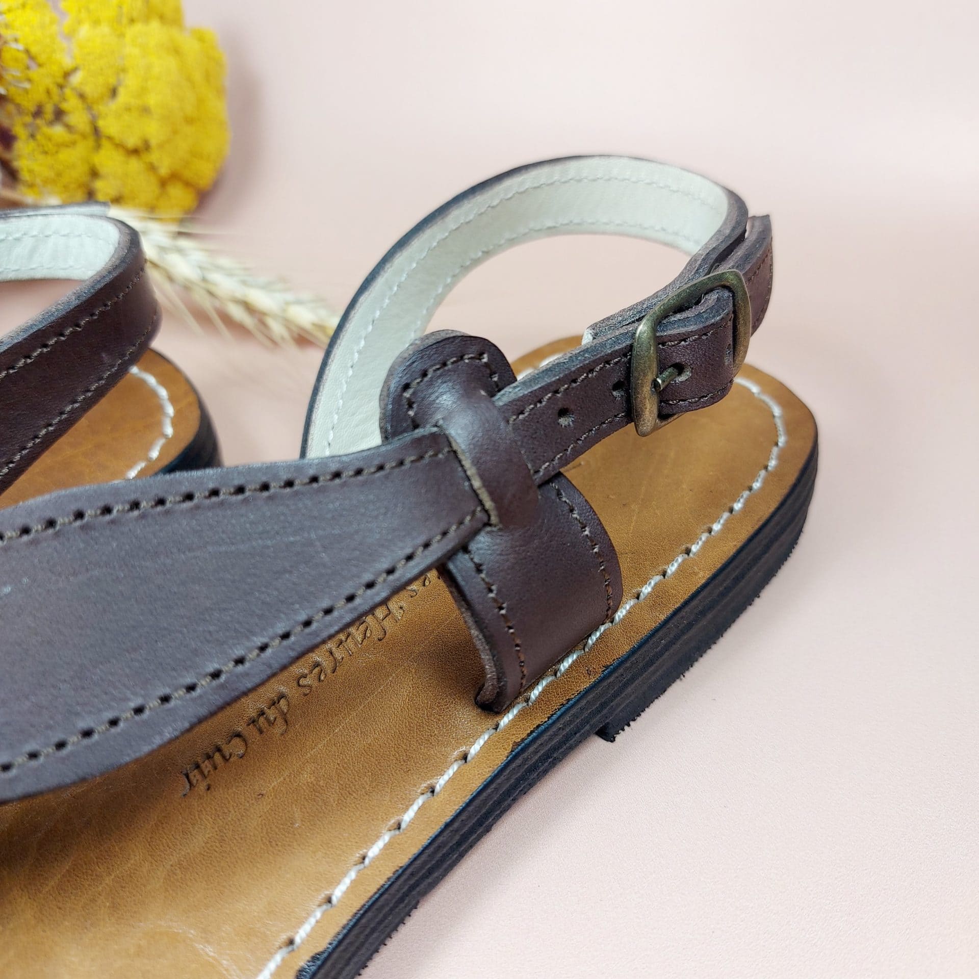 zoom sur bride attache sandales cuir